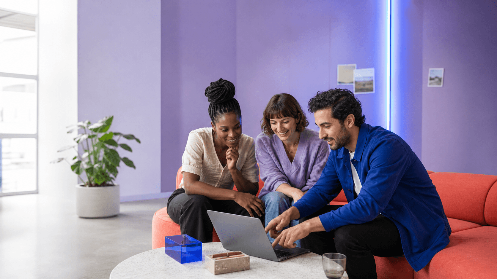 Équipe créative diverse collaborant sur un projet SiteFlash